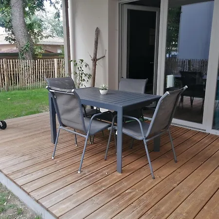 Calme Avec Jardin Dans Neuve Apartment Carcans